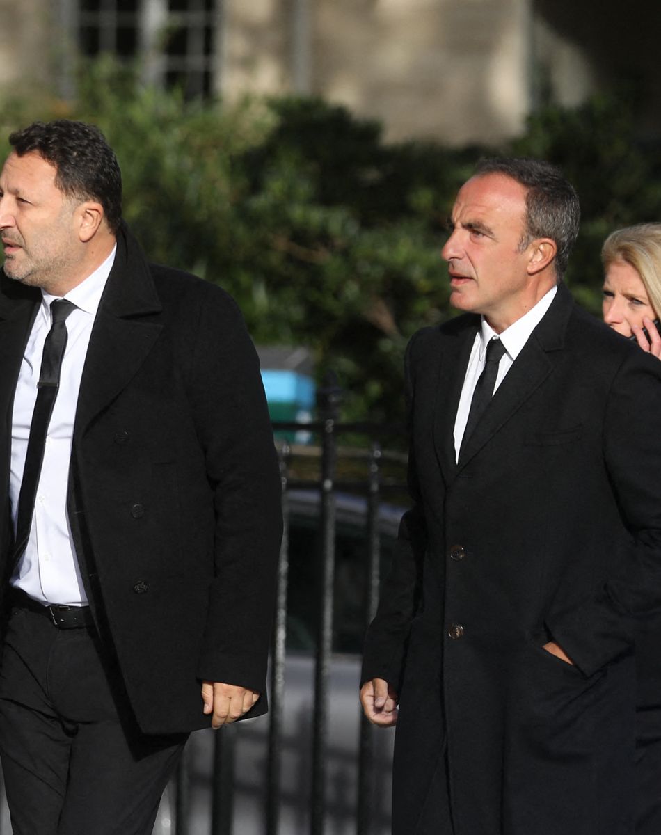 Arthur et Nikos Aliagas - Arrivées aux obsèques de Etienne Mougeotte en l'église Saint-François-Xavier à Paris. Le 13 octobre 2021 © Jacovides-Clovis / Bestimage