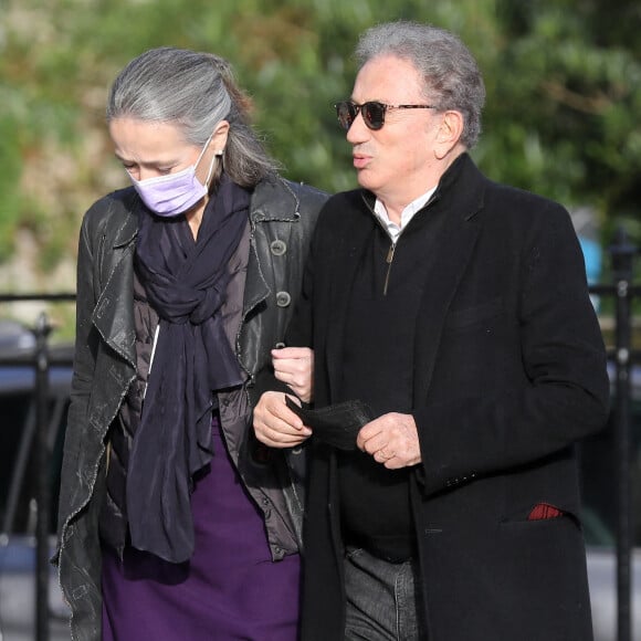 Delphine Ernotte et Michel Drucker - Arrivées aux obsèques de Etienne Mougeotte en l'église Saint-François-Xavier à Paris. Le 13 octobre 2021 © Jacovides-Clovis / Bestimage