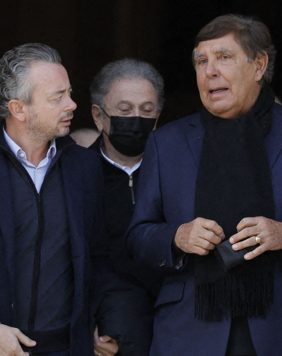 Michel Drucker, Jean-Pierre Foucault - Sorties des obsèques d'Etienne Mougeotte en l'église Saint-François-Xavier à Paris. Le 13 octobre 2021. © Jacovides-Clovis / Bestimage