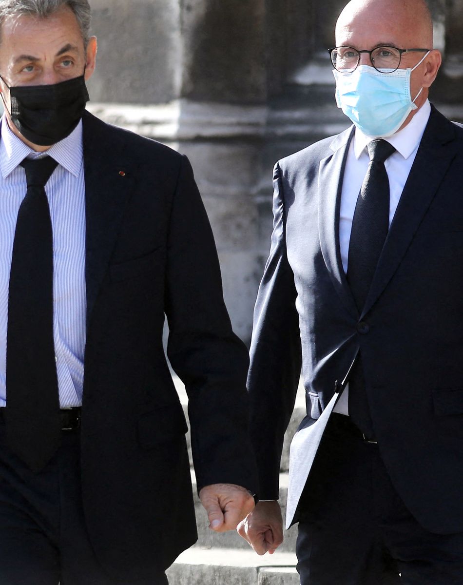 Nicolas Sarkozy et Eric Ciotti - Sorties des obsèques d'Etienne Mougeotte en l'église Saint-François-Xavier à Paris. Le 13 octobre 2021. © Jacovides-Clovis / Bestimage