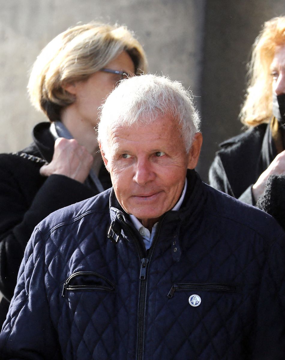 Patrick Poivre d'Arvor (PPDA) - Sorties des obsèques d'Etienne Mougeotte en l'église Saint-François-Xavier à Paris. Le 13 octobre 2021. © Jacovides-Clovis / Bestimage