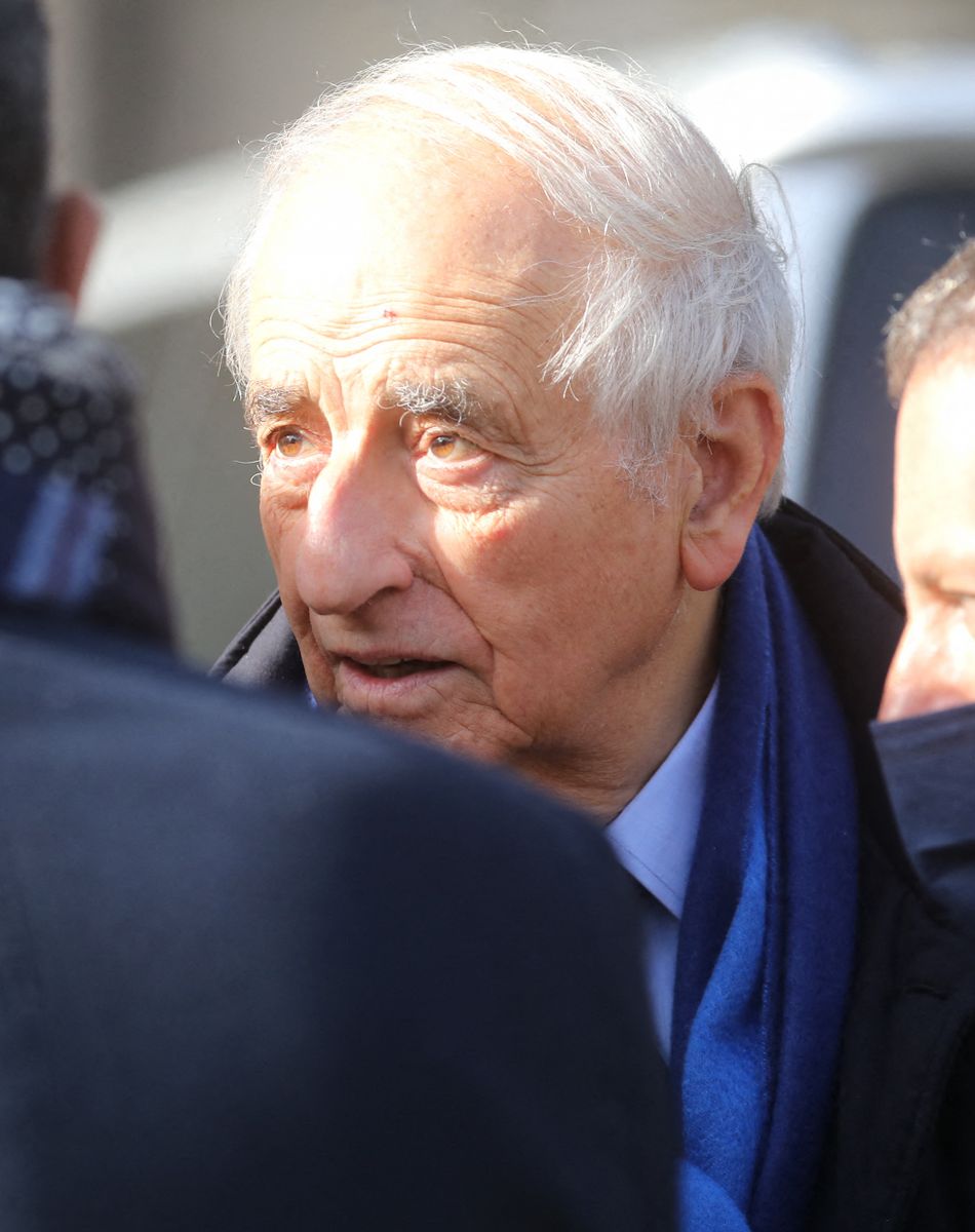 Jean-Pierre Elkabbach - Sorties des obsèques d'Etienne Mougeotte en l'église Saint-François-Xavier à Paris. Le 13 octobre 2021. © Jacovides-Clovis / Bestimage