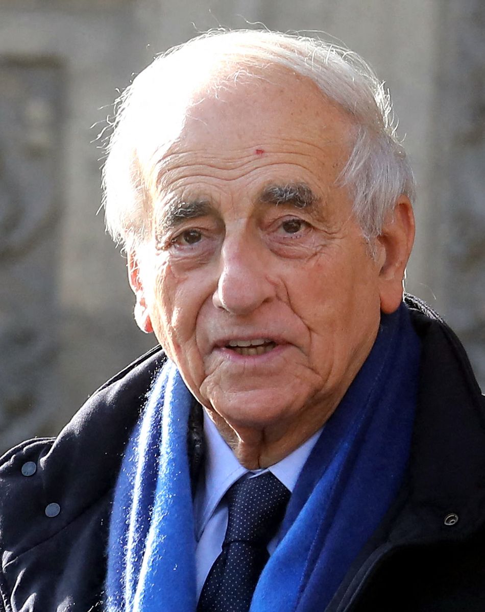 Jean-Pierre Elkabbach - Sorties des obsèques d'Etienne Mougeotte en l'église Saint-François-Xavier à Paris. Le 13 octobre 2021. © Jacovides-Clovis / Bestimage