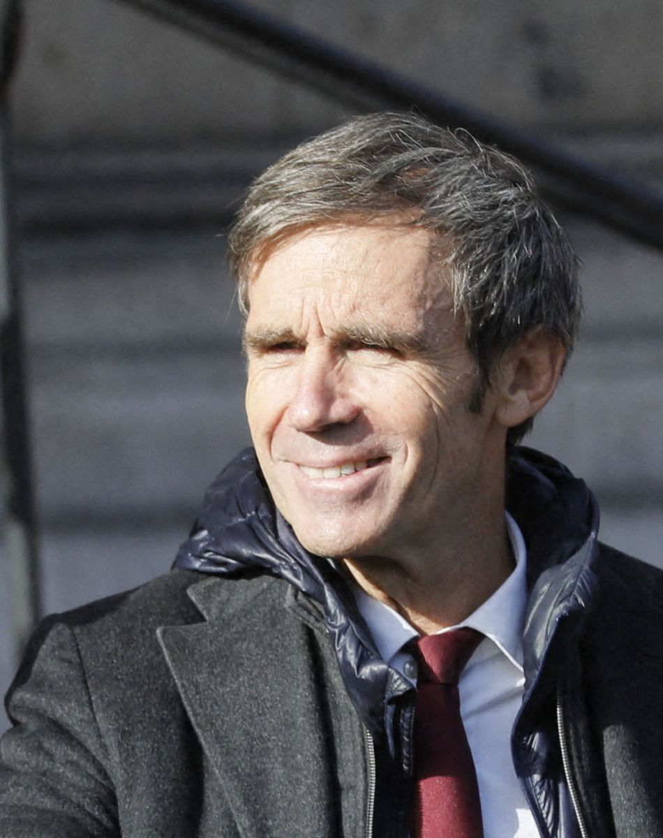 David Pujadas - Sorties des obsèques d'Etienne Mougeotte en l'église Saint-François-Xavier à Paris. Le 13 octobre 2021. © Jacovides-Clovis / Bestimage