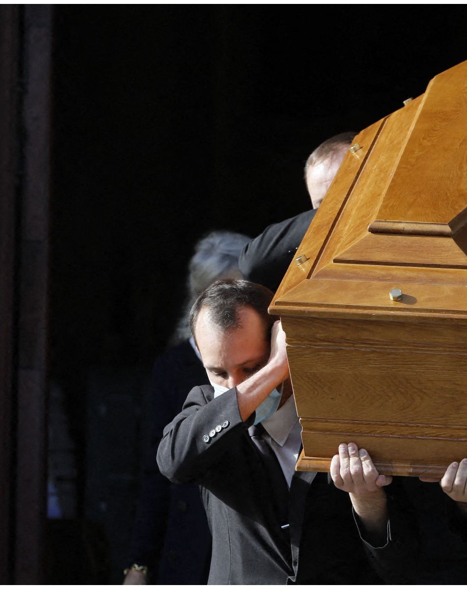 Sorties des obsèques d'Etienne Mougeotte en l'église Saint-François-Xavier à Paris. Le 13 octobre 2021. © Jacovides-Clovis / Bestimage