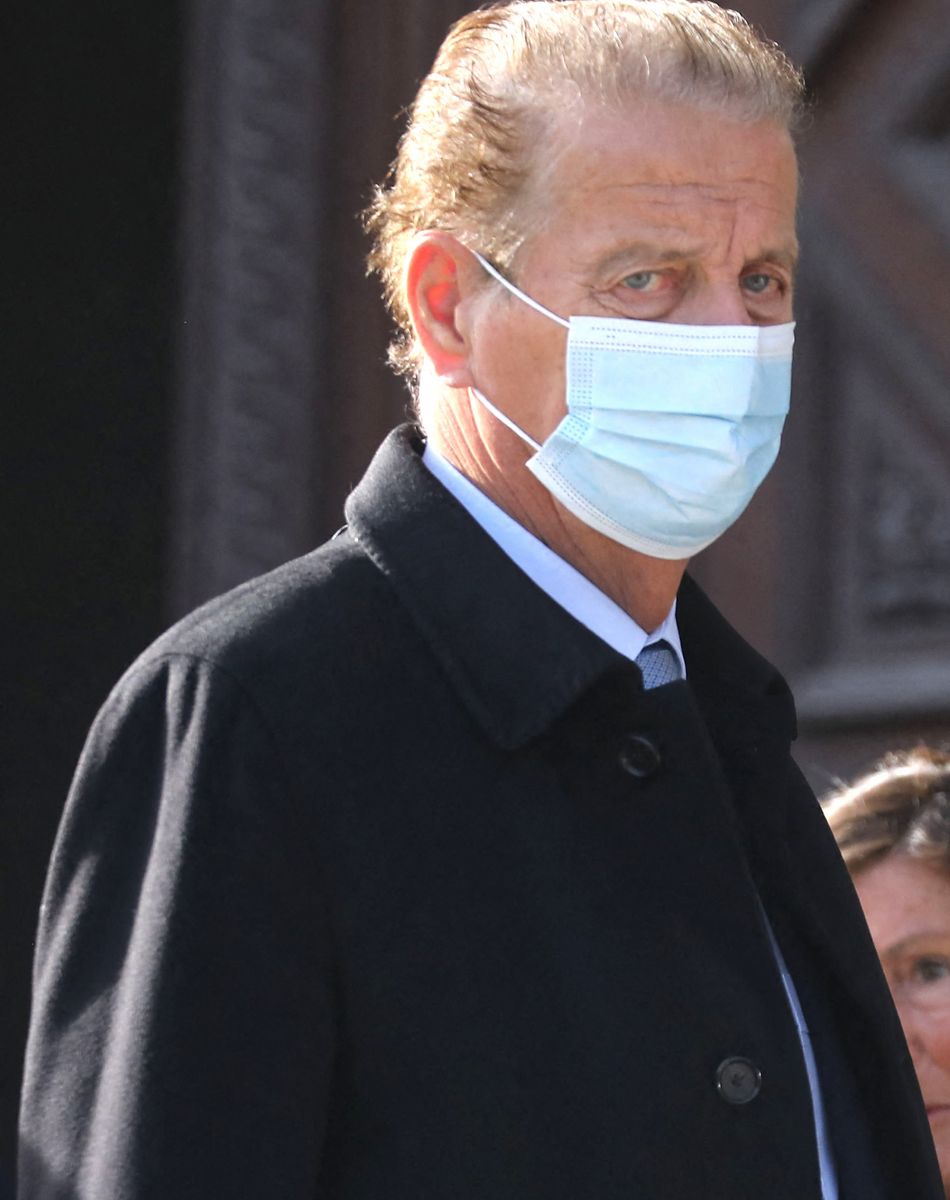 Dominique Perben - Sorties des obsèques d'Etienne Mougeotte en l'église Saint-François-Xavier à Paris. Le 13 octobre 2021. © Jacovides-Clovis / Bestimage