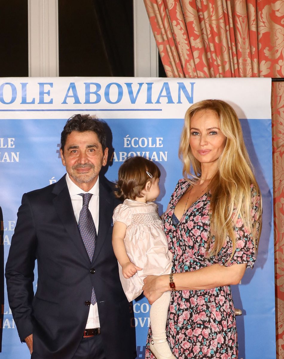 Evelyne Melkonian, Richard Findykian, Aram Ohanian, sa femme Adriana Karembeu et leur fille Nina Ohanian - Photocall de la soirée caritative organisée au Palais du Pharo, au profit de l'école arménienne Abovian. Marseille. © Philippe Doignon / Bestimage