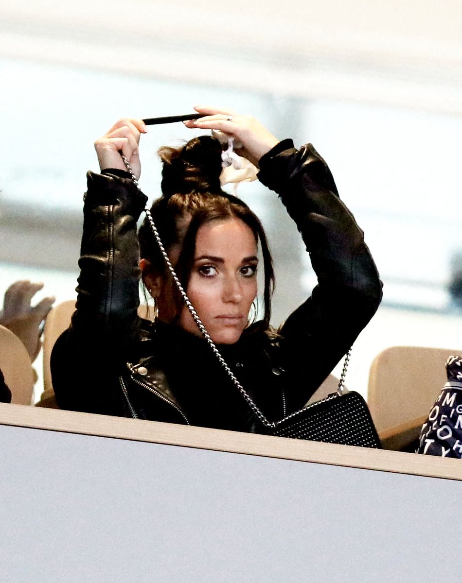 Semi Exclusif - Capucine Anav dans les tribunes des internationaux de tennis de Roland Garros avec son père Didier à Paris le 29 septembre 2020. © Dominique Jacovides / Bestimage