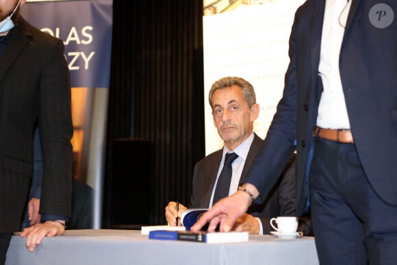 L'ancien président, Nicolas Sarkozy dédicace son livre "Promenades" aux éditions Herscher, à la Librairie Mollat - Station Ausone à Bordeaux, France, le 8 octobre 2021.