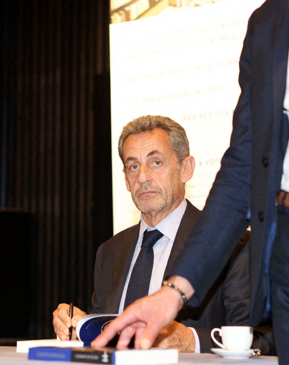 L'ancien président, Nicolas Sarkozy dédicace son livre "Promenades" aux éditions Herscher, à la Librairie Mollat - Station Ausone à Bordeaux, France, le 8 octobre 2021.
