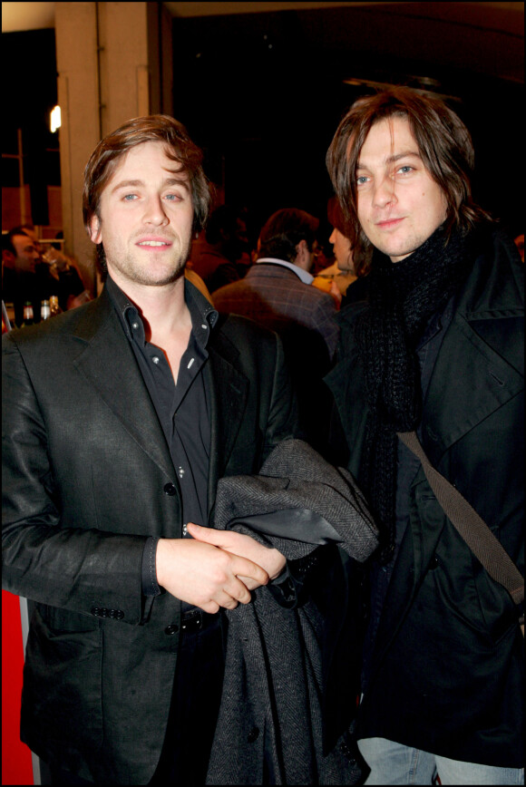 Fabien Cahen (à droite) et Thomas Dutronc au défilé de mode Francesco smalto 2005/2006. 