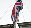 Le drapeau britannique est mis en berne à Downing Street après l'annonce de la mort du député Sir David Amess.