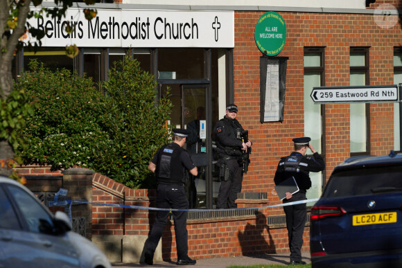 Des policiers armés sur la scène du crime, à Leigh-on-Sea (Essex) où a été poignardé à mort le député David Amess.