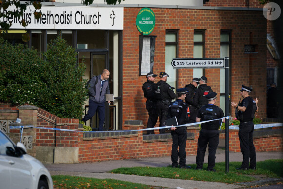 Service de sécurité devant l'église où a eu lieu le meurtre de David Amess, à Leigh-on-Sea dans l'Essex. Photo de Yui Mok/PA Wire