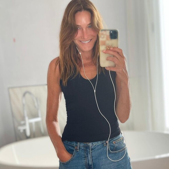 Carla Bruni malade : Fièvreuse et patraque, elle s'affiche sans maquillage au lit.