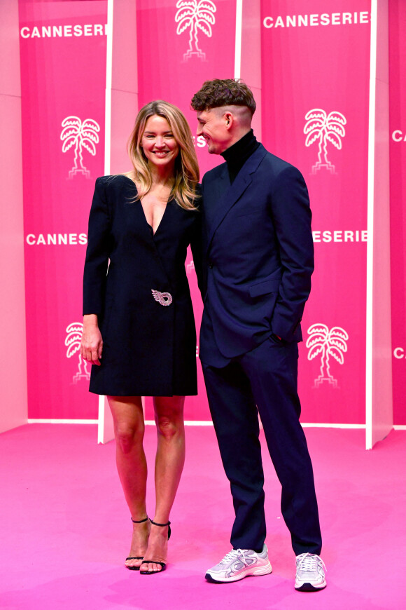 Virginie Efira et son compagnon Niels Schneider durant la seconde soirée du 4eme Canneseries au Palais des Festivals à Cannes, le 9 octobre 2021. Le festival se déroule jusqu'au 13 octobre. © Bruno Bebert / Bestimage 