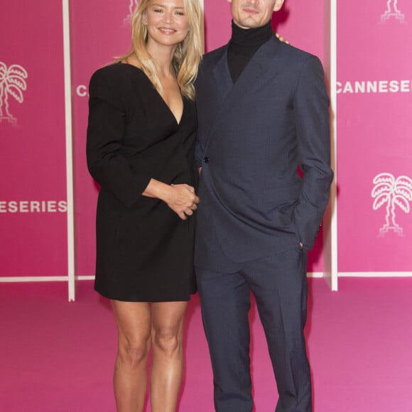 Virginie Efira et son compagnon Niels Schneider durant la seconde soirée du 4eme Canneseries au Palais des Festivals à Cannes, le 9 octobre 2021. © Christophe Aubert via Bestimage