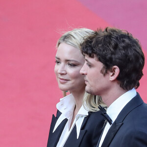 Niels Schneider et sa compagne Virginie Efira - Montée des marches du film "Hors Normes" pour la clôture du 72ème Festival International du Film de Cannes. Le 25 mai 2019 © Jacovides-Moreau / Bestimage