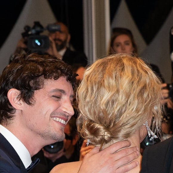 Niels Schneider et sa compagne Virginie Efira - Descente des marches du film "Sibyl" lors du 72ème Festival International du Film de Cannes. Le 24 mai 2019 © Borde / Bestimage