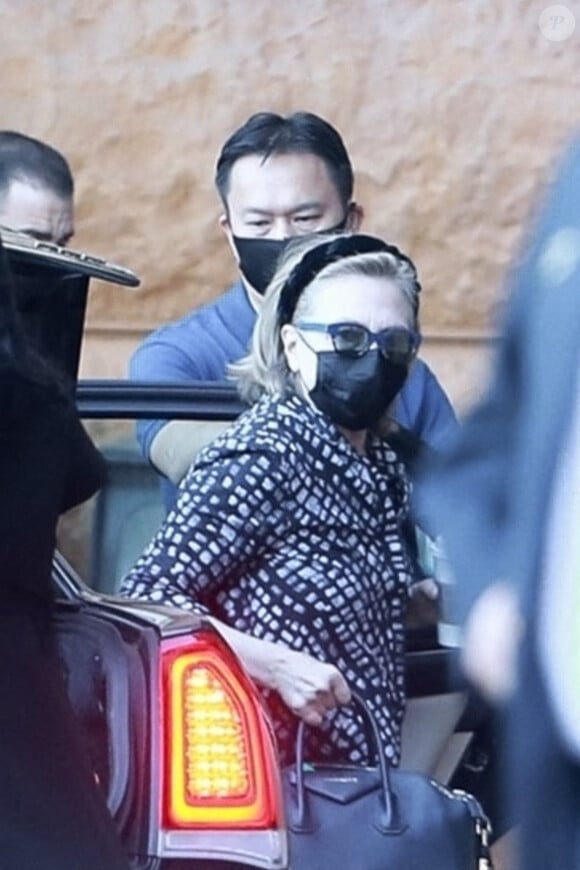 Hillary Clinton et sa fille Chelsea arrivent au centre médical UCI à Irvine, où Bill Clinton est soigné pour une septicémie, le 16 octobre 2021.