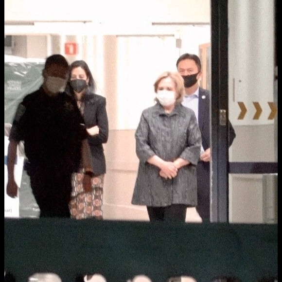 Hillary Clinton quitte le centre médical UCI à Irvine, où son mari Bill Clinton est soigné pour une septicémie depuis le 12 octobre 2021. Irvine. Le 14 octobre 2021.