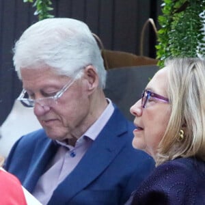 Bill et Hilary Clinton dînent en terrasse au restaurant "Fresco" avec des amis à New York, le 23 juin 2021. 