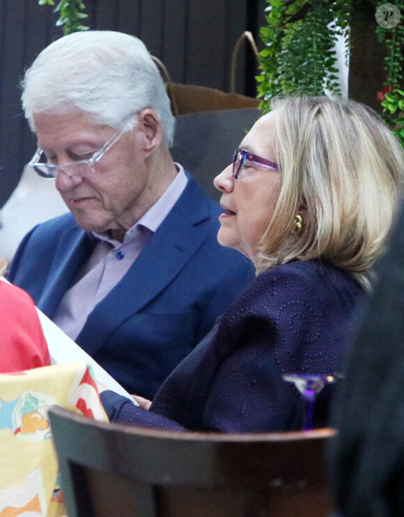 Bill et Hilary Clinton dînent en terrasse au restaurant "Fresco" avec des amis à New York, le 23 juin 2021. 