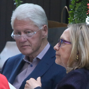 Bill et Hilary Clinton dînent en terrasse au restaurant "Fresco" avec des amis à New York