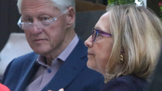 Bill Clinton hospitalisé : sa santé inquiète, Hillary se précipite à ses côtés