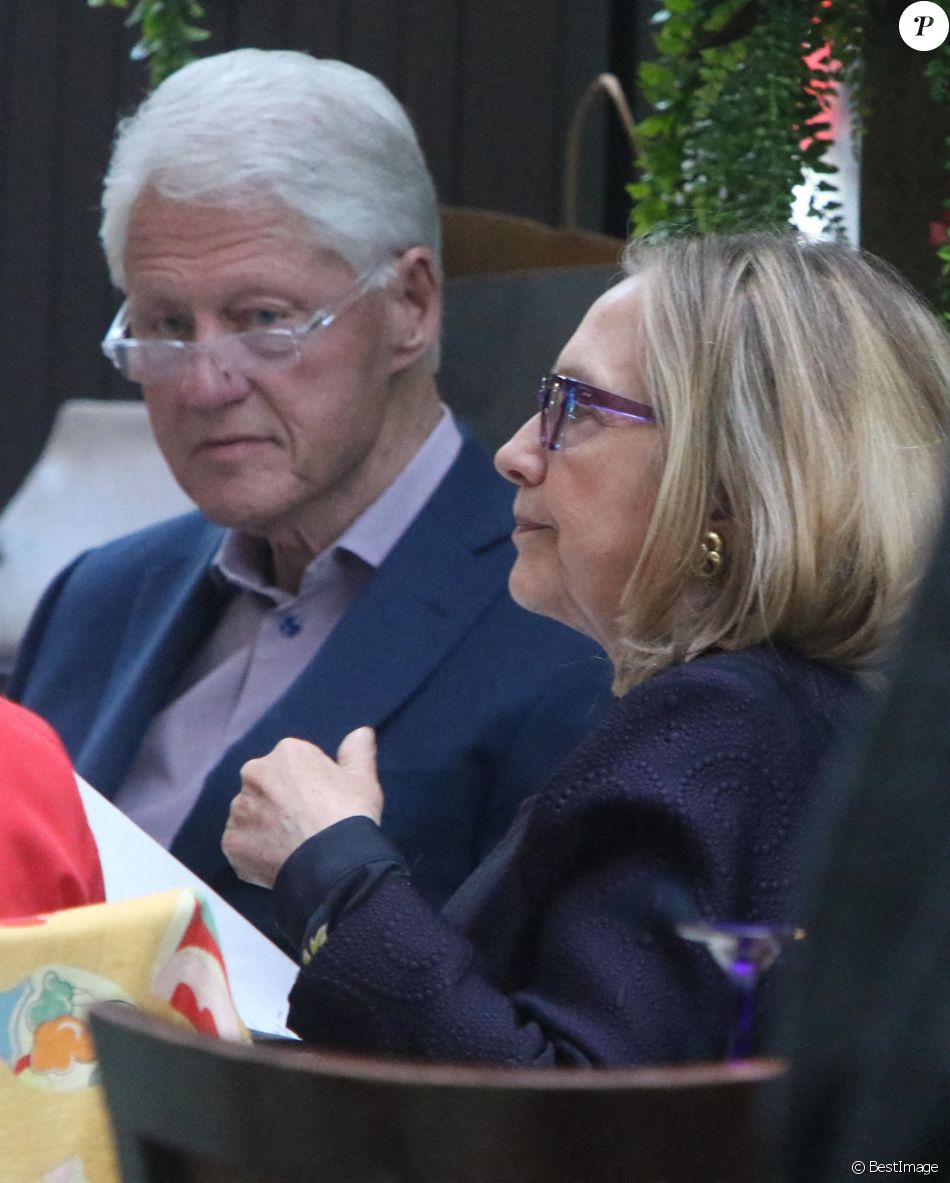 Bill et Hilary Clinton dînent en terrasse au restaurant &quot;Fresco&quot; avec des amis à New York