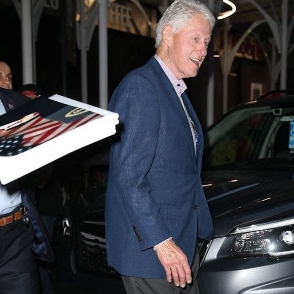 Bill Clinton, 74 ans, dîne avec sa femme Hillary et des amis à Manhattan, New York le 23 juin 2021.