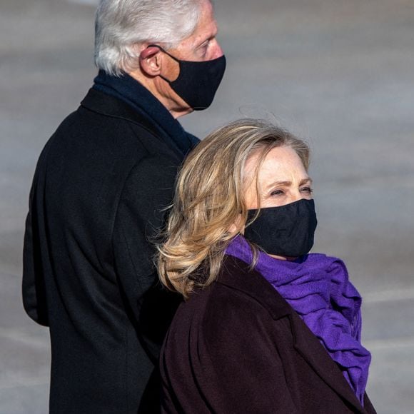 Bill Clinton et sa femme Hillary - Le président des Etats-Unis Joe Biden et la vice-présidente Kamala Harris déposent une gerbe sur la tombe du soldat inconnu au cimetière de Arlington le 20 janvier 2021. 