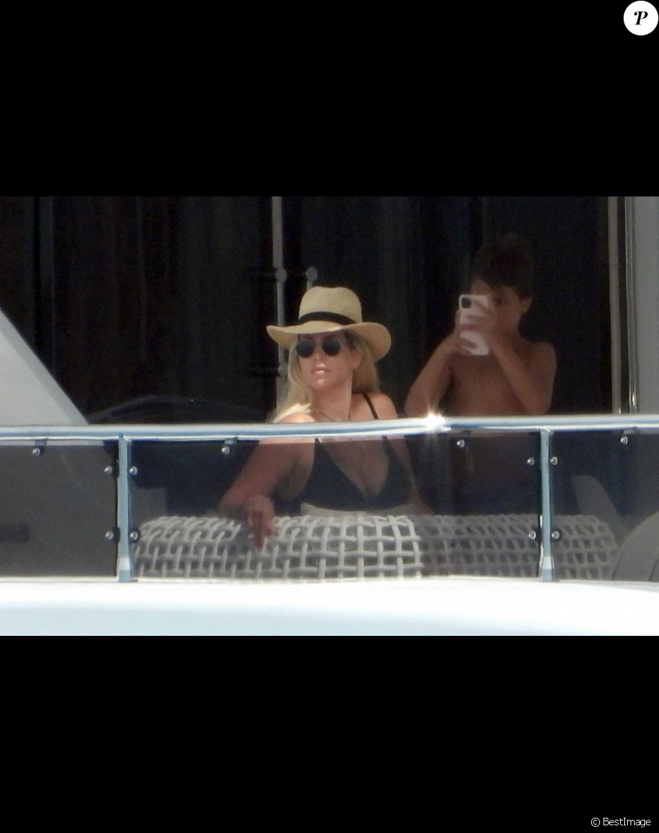 Wanda Nara et son mari Mauro Icardi, le footballeur du PSG, profitent de leurs vacances ensoleillées en mer à Formentera.