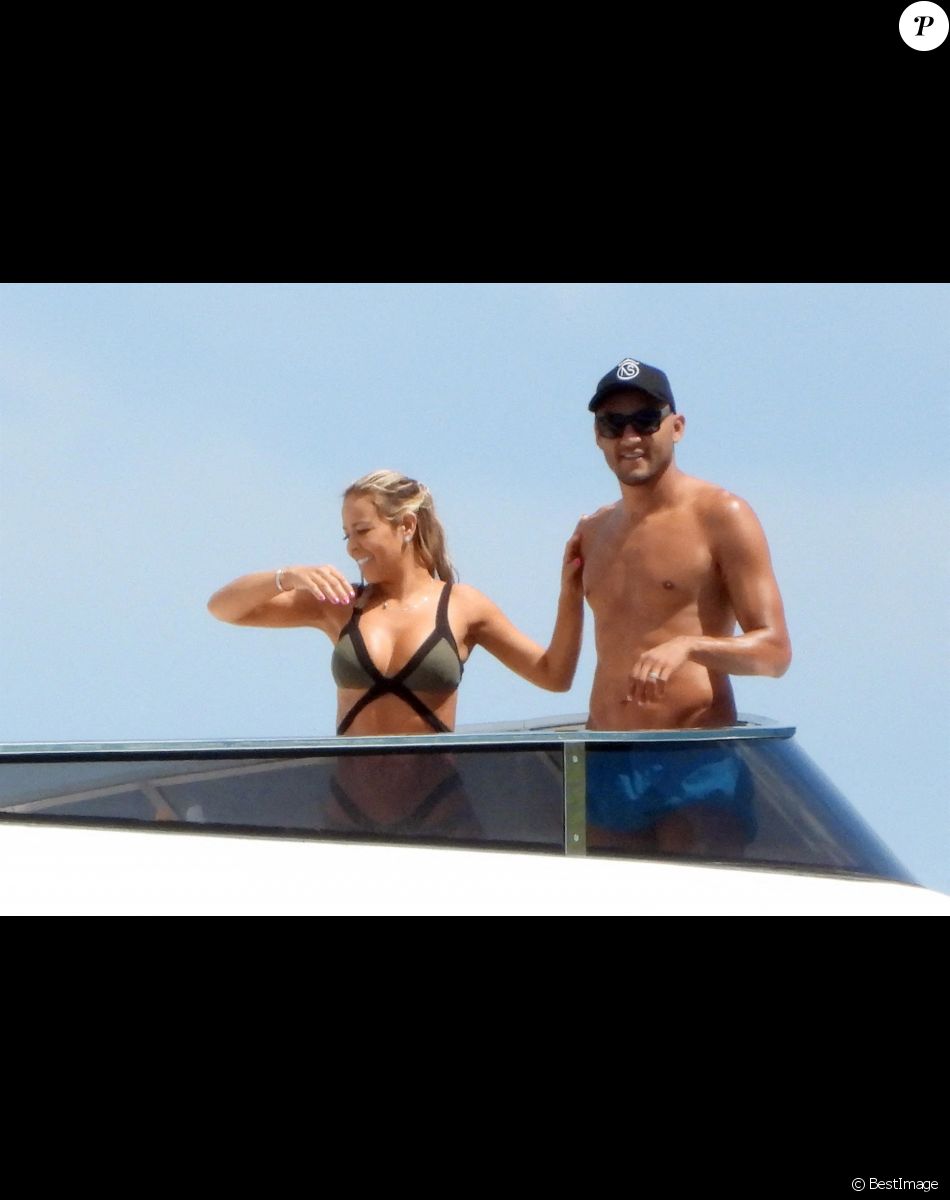 Wanda Nara et son mari Mauro Icardi, le footballeur du PSG, profitent de leurs vacances ensoleillées en mer à Formentera avec leurs amis dont le gardien de but du PSG, Keylor Navas.
