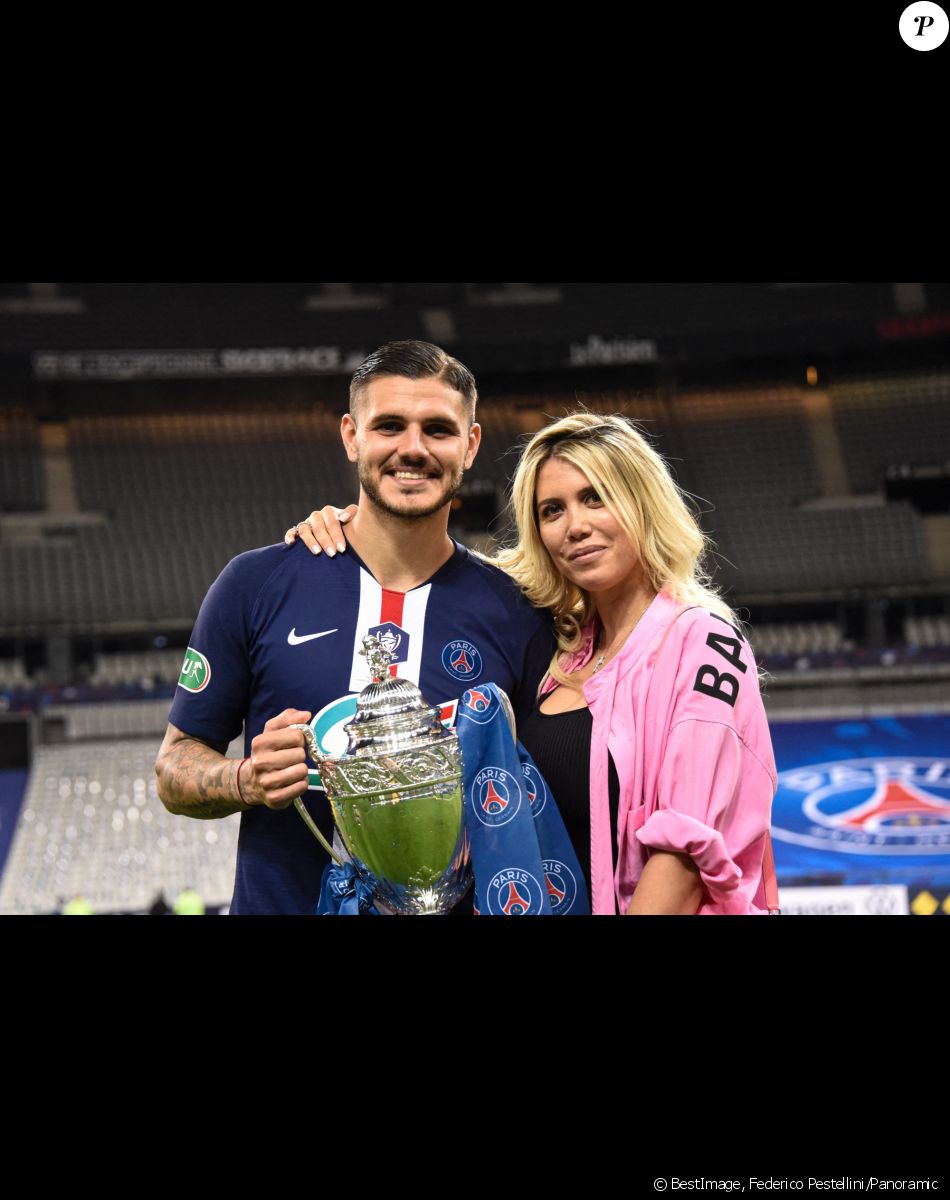 Joie de Mauro Icardi ( 18 - PSG ) et sa femme Wanda Nara - Le Paris Saint Germain remporte la Coupe de France face à l'AS Saint Etienne au Stade de France à Saint-Denis le 24 juillet 2020. © Federico Pestellini/Panoramic/Bestimage