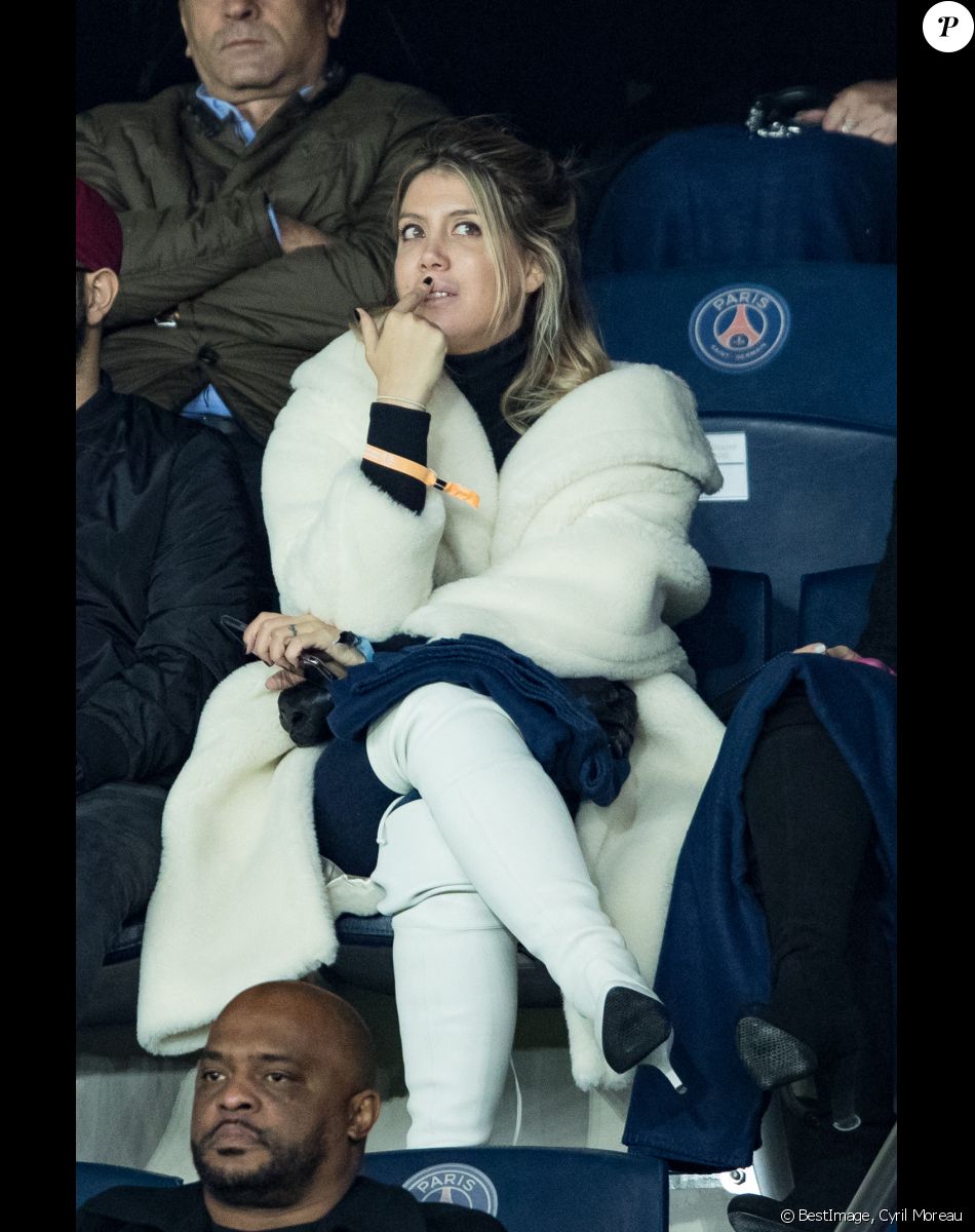 Wanda Nara (femme de Mauro Icardi) - People dans les tribunes du parc des princes lors du match de championnat de Ligue 1 Conforama opposant le Paris Saint-Germain (PSG) à Lille le 22 Novembre 2019 à Paris © Cyril Moreau / Bestimage