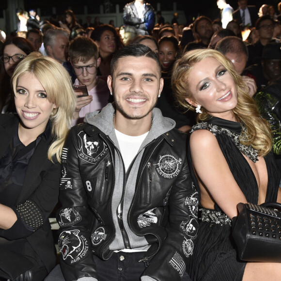 Mauro Icardi nouveau joueur du PSG - Wanda Nara, Mauro Icardi, Paris Hilton - People au défilé de mode hommes Philipp Plein à Milan, le 18 juin 2016. 