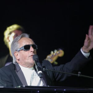 Concert de Gilbert Montagné lors de l'appel National pour la Tsedaka au profit des plus démunis à Nice le 24 novembre 2019.