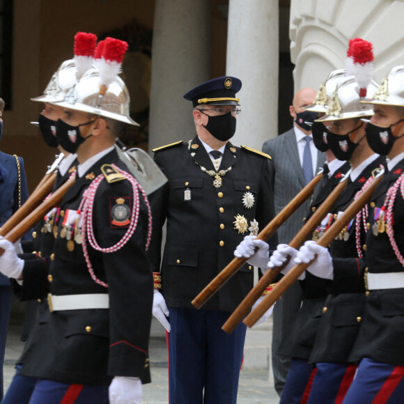 Exclusif - La princesse Caroline de Hanovre et le prince Albert II de Monaco lors de la passation de commandement du chef de corps des sapeurs-pompiers de Monaco entre le colonel Norbert Fassiaux et le commandant Maxime Yvrard dans la cour d'honneur du Palais Princier à Monaco le 8 octobre 2021. © Cyril Dodergny / Nice Matin / Bestimage