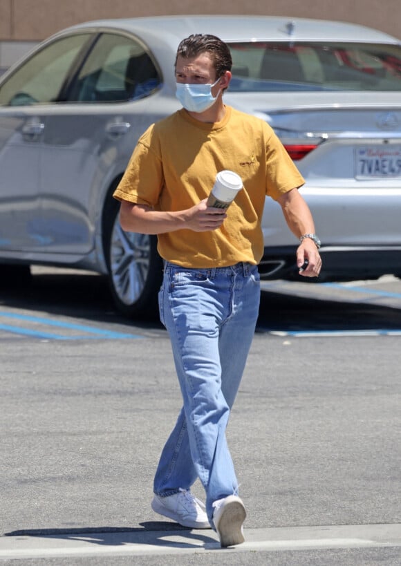 Exclusif - Tom Holland fait du shopping chez Walgreens à Los Angeles, Californie, Etats-Unis, le 10 juillet 2021.