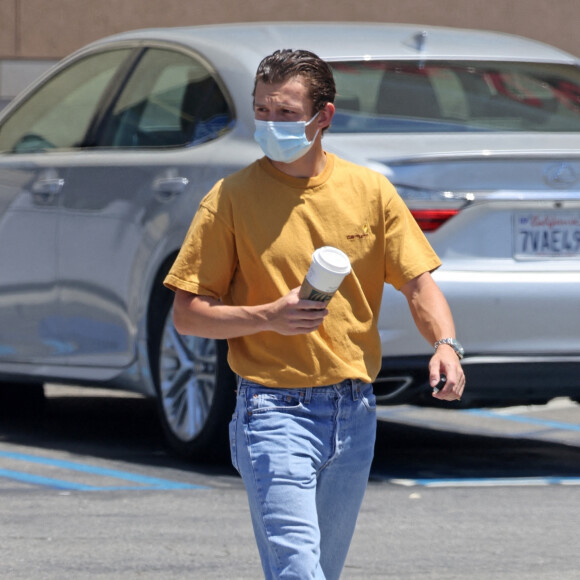 Exclusif - Tom Holland fait du shopping chez Walgreens à Los Angeles, Californie, Etats-Unis, le 10 juillet 2021.
