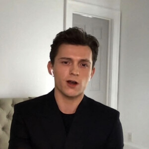 Tom Holland montre ses jambes à Jimmy Fallon dans l'émission "The Tonight Show". Le 24 février 2021.