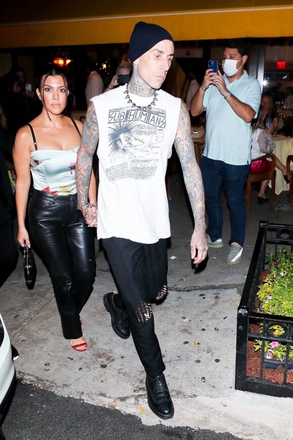 Kourtney Kardashian et son compagnon Travis Baker arrivent au dîner des "Music Video Awards (MVA)" à New York, le 12 septembre 2021.