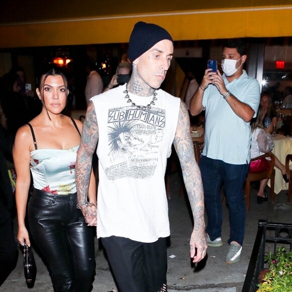 Kourtney Kardashian et son compagnon Travis Baker arrivent au dîner des "Music Video Awards (MVA)" à New York, le 12 septembre 2021.