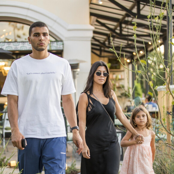 Kourtney Kardashian quitte le restaurant SugarFish accompagnée de sa fille Pénelope et de son compagnon Younes Bendjima à Calabasas, le 21 juillet 2018.