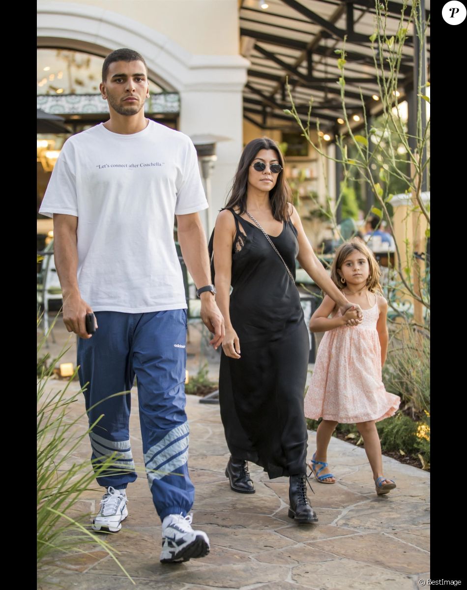 Kourtney Kardashian quitte le restaurant SugarFish accompagnée de sa fille Pénelope et de son compagnon Younes Bendjima à Calabasas, le 21 juillet 2018.