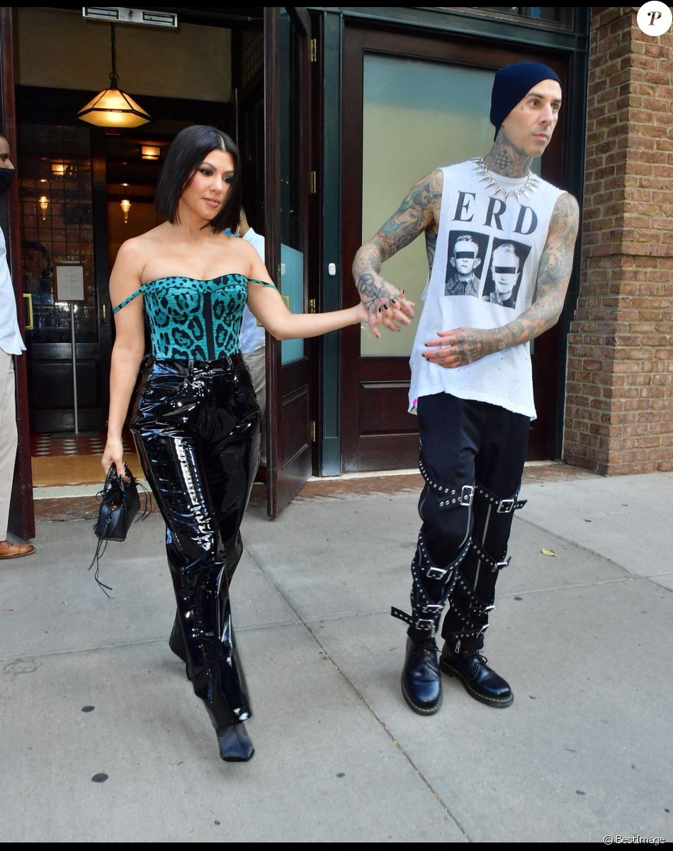Kourtney Kardashian et son compagnon Travis Barker quittent leur hôtel pour aller déjeuner à New York, le 16 octobre 2021 avant l'émission "Saturday Night Live".