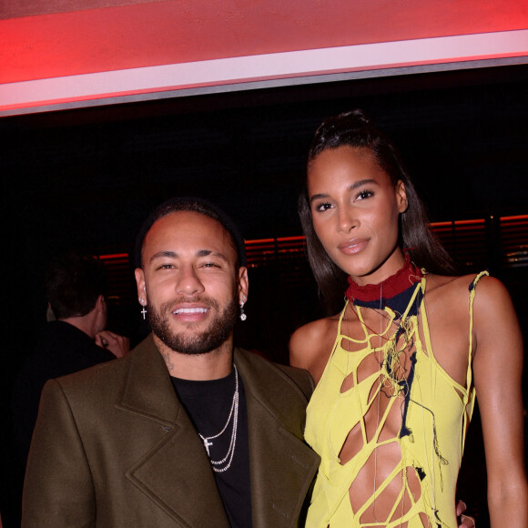 Semi-exclusif - Neymar Jr et Cindy Bruna lors de la soirée d'anniversaire de C.Bruna (27 ans) au restaurant Giusé Trattoria à Paris, France, le 1er octobre 2021. Un événement organisé par Five Eyes Production. © Rachid Bellak/Bestimage