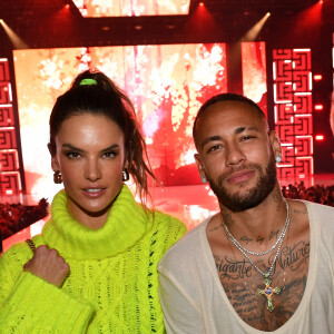 Alessandra Ambrosio, Neymar Jr - People au défilé de mode Femmes prêt-à-porter printemps-été 2022 "Balmain" à la Seine Musicale à Paris. Le 29 septembre 2021 © Veeren Ramsamy-Christophe Clovis / Bestimage