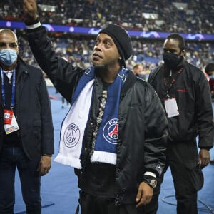 Ronaldinho fait un tour d'honneur et salue les supporters du PSG lors du match de Champions League "PSG - RB Liepzig (3-2)" au Parc des Princes à Paris, le 19 octobre 2021.